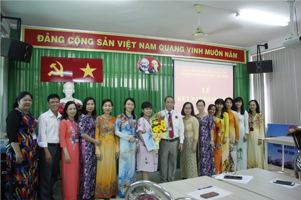 Kết nạp đảng viên mới Nguyễn Thị Mỹ Ngân